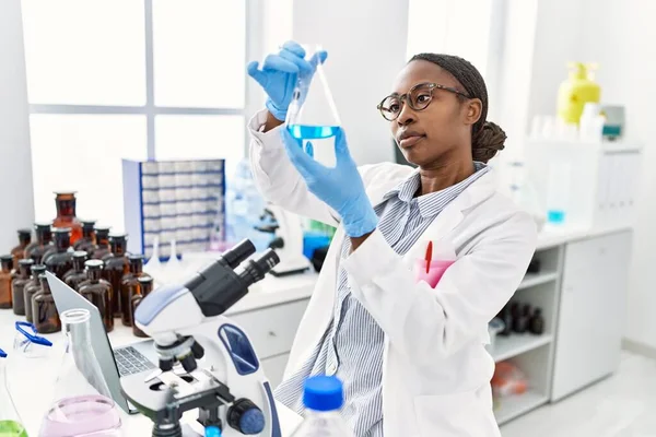 African American Woman Scientist Holding Test Tube Laboratory — ストック写真