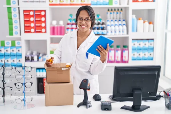 Молодая Латиноамериканка Фармацевт Использующая Тачпад Распаковки Коробок Аптеке — стоковое фото