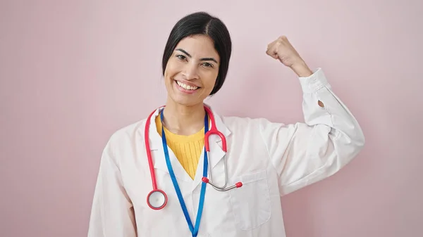 Young Beautiful Hispanic Woman Doctor Smiling Confident Doing Strong Gesture — Stock Photo, Image