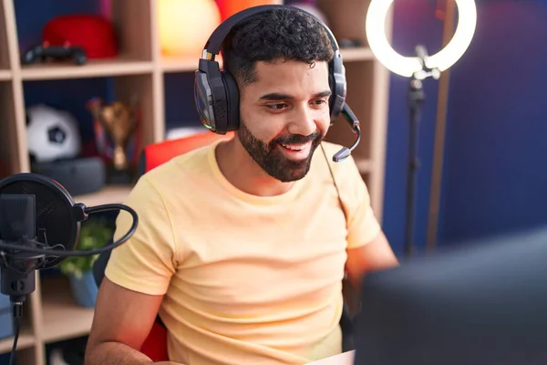 Ung Araber Mand Streamer Spille Videospil Ved Hjælp Computer Gaming - Stock-foto