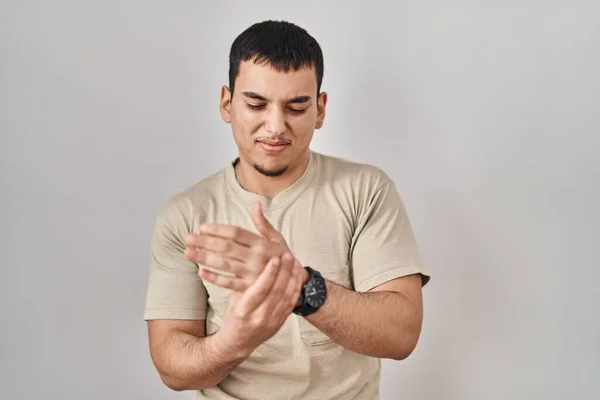 Genç Arap Adam Gündelik Tişört Giyiyor Ellerinde Parmaklarında Ağrı Var — Stok fotoğraf