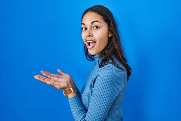 Jeune Femme Brésilienne Debout Sur Fond Bleu Isolé Pointant Côté — Photo