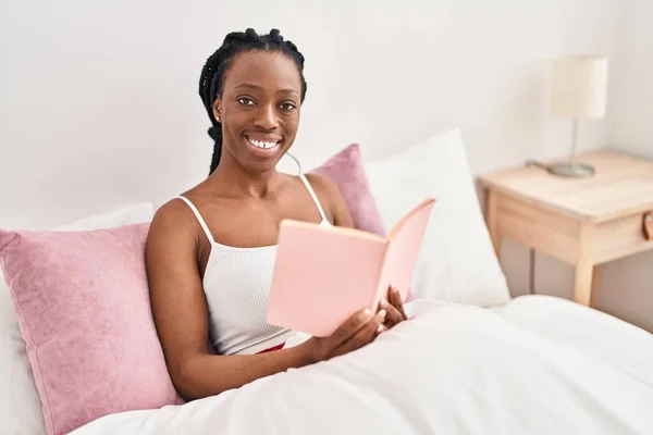 African American Woman Reading Book Sitting Bed Bedroom — Fotografia de Stock