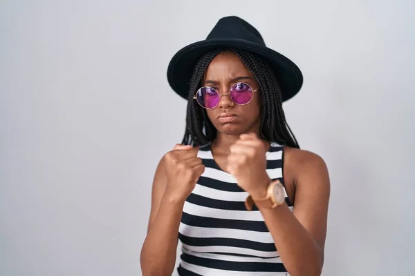 Молодой Африканский Американец Косичках Шляпе Солнцезащитных Очках Готовый Драться Жестом — стоковое фото