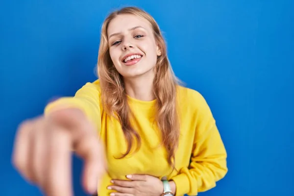 Young Caucasian Woman Standing Blue Background Laughing You Pointing Finger — Stockfoto