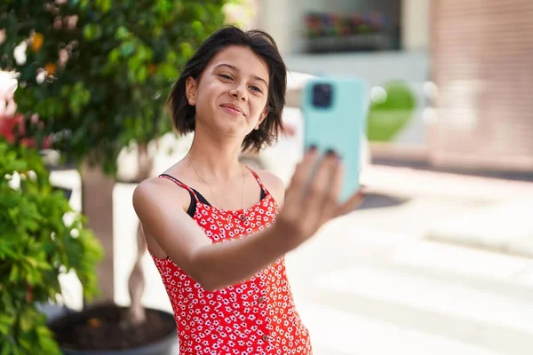 Adorable Chica Hispana Sonriendo Confiada Haciendo Selfie Por Teléfono Inteligente — Foto de Stock