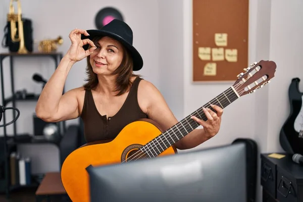 Латиноамериканка Средних Лет Играет Классической Гитаре Музыкальной Студии Улыбаясь Счастливой — стоковое фото