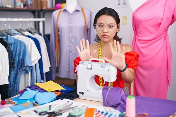 Mujer Joven Diseñadora Costura Hispana Usando Máquina Coser Alejando Las — Foto de Stock
