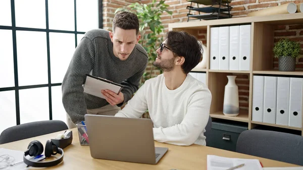 Zwei Männer Lesen Dokument Mit Laptop Büro — Stockfoto