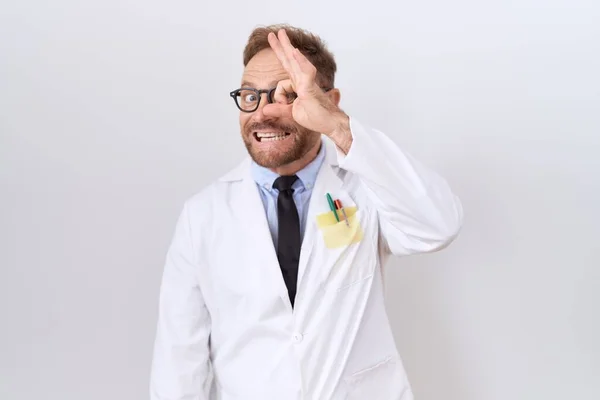 Beyaz Önlüklü Sakallı Orta Yaşlı Bir Doktor Hareketleriyle Gülümsüyor Gözleriyle — Stok fotoğraf