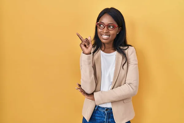 Африканська Молода Жінка Одягнена Окуляри Великою Посмішкою Обличчі Вказує Рукою — стокове фото