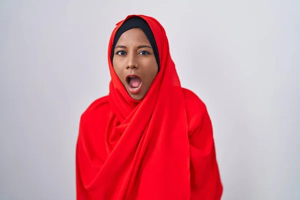 伝統的なイスラム教のヒジャーブスカーフを身に着けている若いアラブの女性は怒りで叫び フラストレーションと激怒し 怒って叫びます 怒りと攻撃的な考え方 — ストック写真