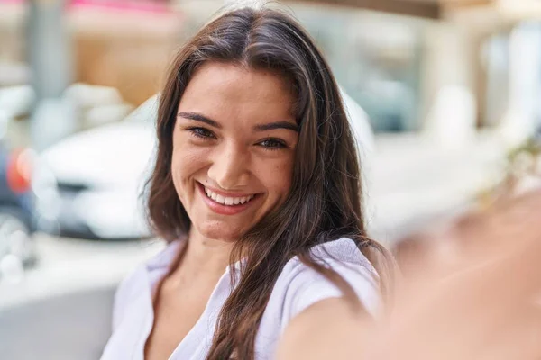 Young Hispanic Woman Smiling Confident Making Selfie Camera Street — ストック写真