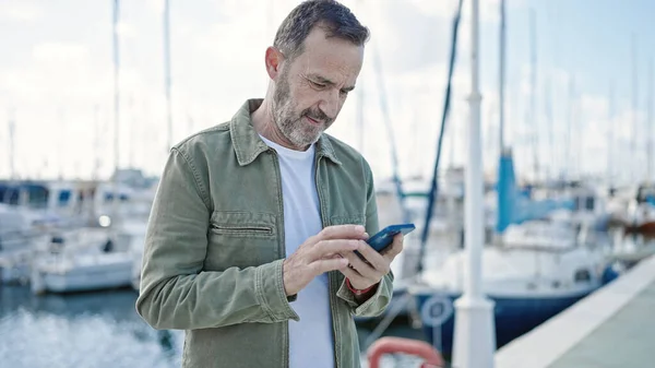 Middelbare Leeftijd Man Met Smartphone Met Serieuze Expressie Haven — Stockfoto