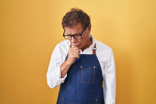 Hombre Hispano Mediana Edad Que Usa Delantal Cocinero Profesional Sintiéndose —  Fotos de Stock