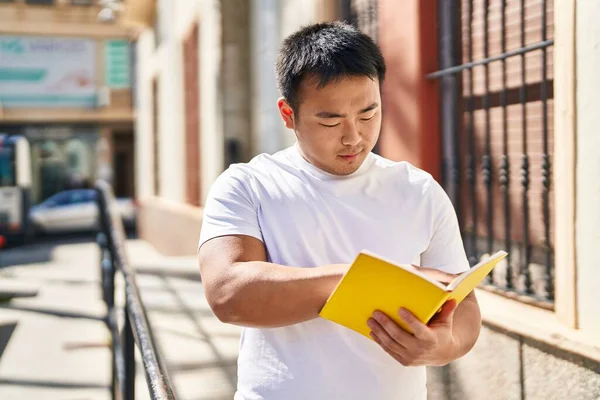 Young Chinese Man Reading Book Street — Stock Photo, Image