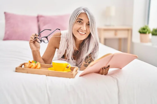 Mujer Pelo Gris Mediana Edad Desayunando Libro Lectura Dormitorio — Foto de Stock