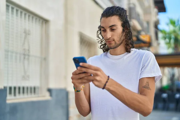 Νεαρός Ισπανός Που Χρησιμοποιεί Smartphone Σοβαρή Έκφραση Στο Δρόμο — Φωτογραφία Αρχείου