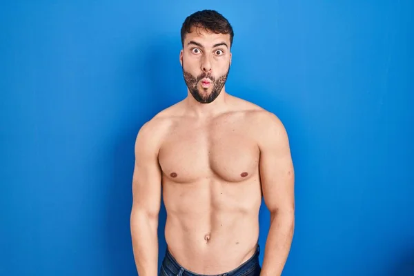 Homem Hispânico Bonito Sem Camisa Fazendo Cara Peixe Com Lábios — Fotografia de Stock