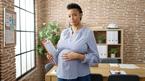 Junge Schwangere Geschäftsfrau Berührt Bauch Mit Klemmbrett Büro — Stockfoto