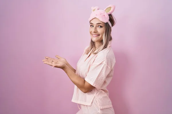 Mujer Rubia Caucásica Con Máscara Sueño Pijama Señalando Lado Con —  Fotos de Stock