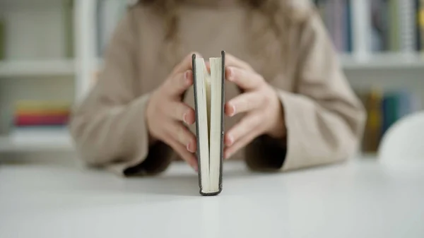 Jonge Mooie Spaanse Vrouw Student Openingsboek Bij Bibliotheek Universiteit — Stockfoto