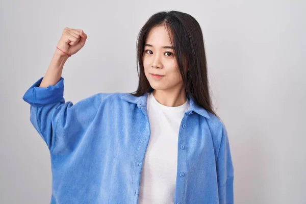 Mulher Chinesa Jovem Sobre Fundo Branco Pessoa Forte Mostrando Músculo — Fotografia de Stock