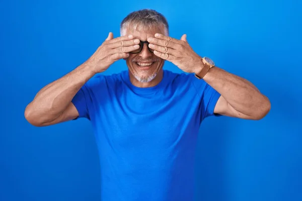 Mavi Arka Planda Duran Elleri Gülücüklü Neşeli Gözleriyle Gözlerini Kapayan — Stok fotoğraf