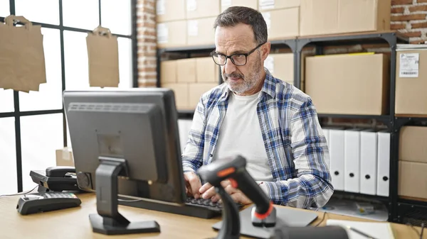 Hombre Mediana Edad Comercio Electrónico Trabajador Negocios Utilizando Computadora Oficina — Foto de Stock