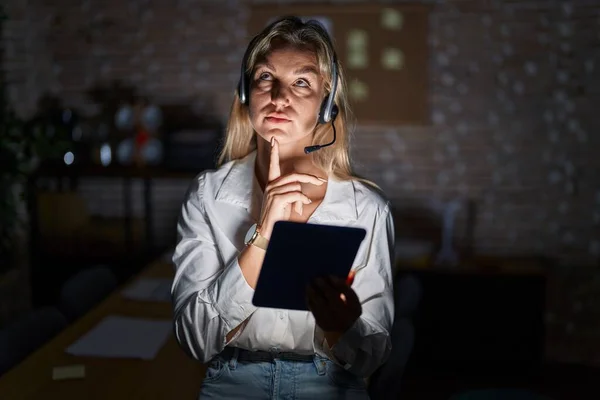 Mujer Rubia Joven Que Trabaja Oficina Por Noche Pensando Concentrado —  Fotos de Stock