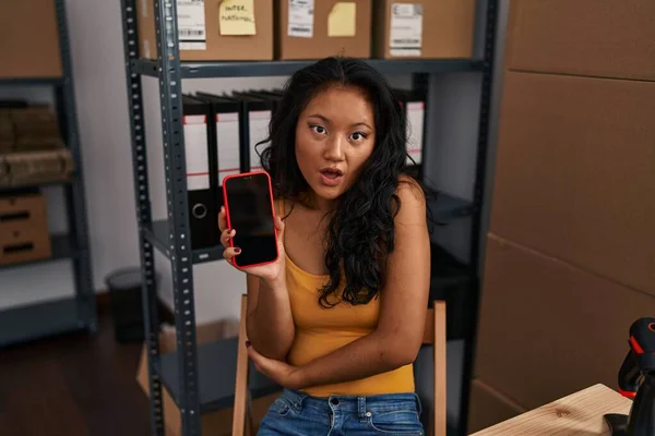 Joven Mujer Asiática Que Trabaja Pequeño Comercio Electrónico Sosteniendo Teléfono — Foto de Stock