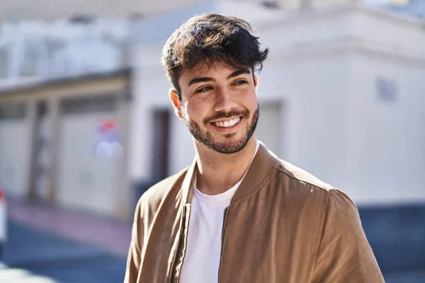 Young Hispanic Man Smiling Confident Looking Side Street — 스톡 사진