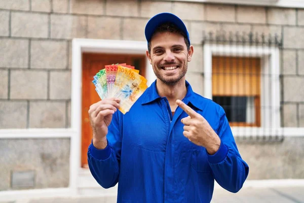 Νεαρός Ισπανός Που Φοράει Στολή Μάστορα Κρατώντας Ελβετικά Φράγκα Χαμογελώντας — Φωτογραφία Αρχείου