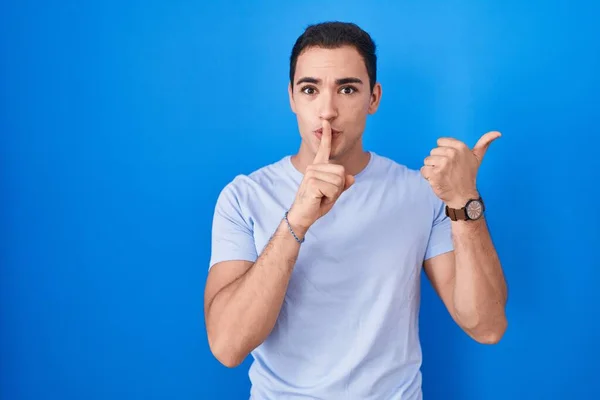Mladý Hispánec Stojí Nad Modrým Pozadím Žádá Aby Byl Zticha — Stock fotografie