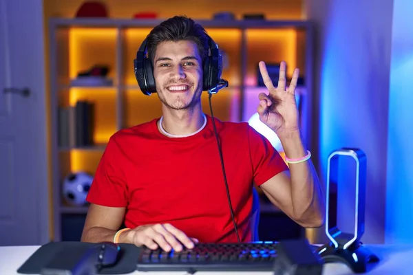 Fiatal Spanyol Férfi Videojátékozik Mutogat Mutogat Hármas Számú Ujjaival Miközben — Stock Fotó