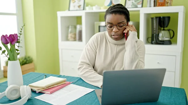 Afroamerikanerin Telefoniert Mit Laptop Auf Smartphone Esszimmer — Stockfoto