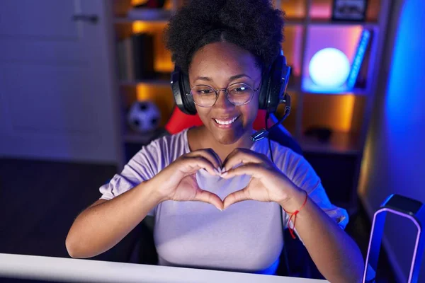 Femme Afro Américaine Streamer Souriant Confiant Faire Symbole Coeur Avec — Photo
