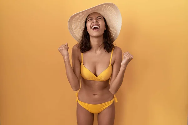 Young Hispanic Woman Wearing Bikini Summer Hat Celebrating Surprised Amazed — Stock Photo, Image