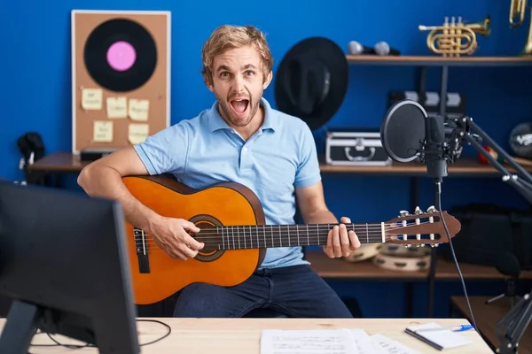 Kafkasyalı Bir Adam Müzik Stüdyosunda Klasik Gitar Çalıyor Kızgın Öfkeli — Stok fotoğraf
