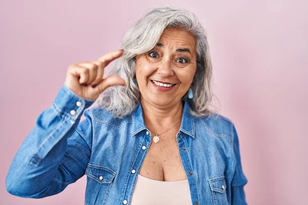 Middle Age Woman Grey Hair Standing Pink Background Smiling Confident — Foto Stock