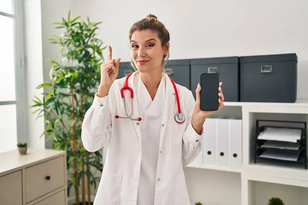 Jeune Femme Portant Uniforme Médecin Tenant Smartphone Souriant Avec Une — Photo