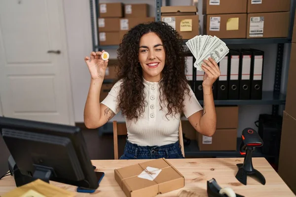 Young Hispanic Woman Working Small Business Ecommerce Holding Money Bitcoin — Stock Photo, Image