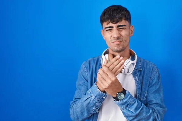 Молодой Латиноамериканец Стоящий Синем Фоне Страдает Боли Руках Пальцах Воспаления — стоковое фото