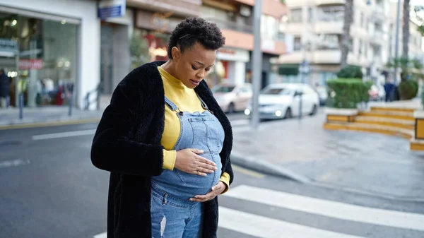Jonge Zwangere Vrouw Aanraken Buik Met Ontspannen Uitdrukking Straat — Stockfoto