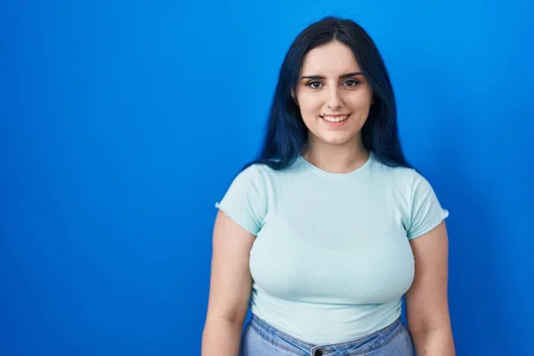 Joven Chica Moderna Con Pelo Azul Pie Sobre Fondo Azul —  Fotos de Stock