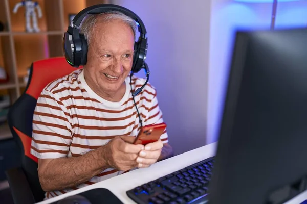 Streamer Hombre Pelo Gris Mediana Edad Usando Computadora Teléfono Inteligente —  Fotos de Stock
