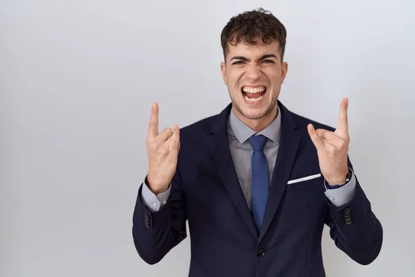 Молодий Іспаномовний Бізнесмен Костюмі Краватці Кричить Божевільним Виразом Робить Рок — стокове фото