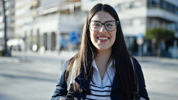 Jonge Spaanse Vrouw Toerist Dragen Rugzak Glimlachen Straat — Stockfoto