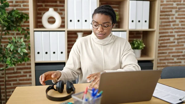 African American Woman Business Worker Using Laptop Working Office — Fotografia de Stock