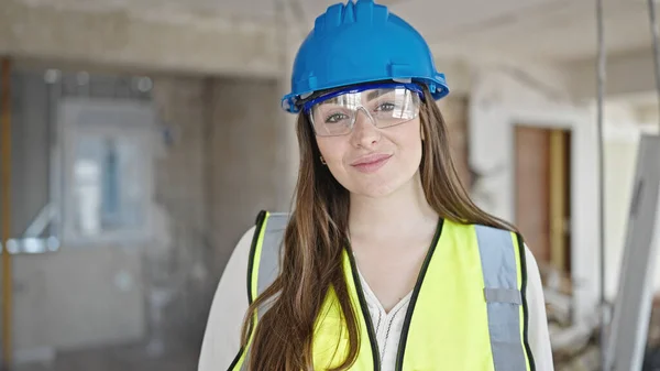 年轻美丽的惊慌失措的女建筑工人自信地站在建筑工地 — 图库照片